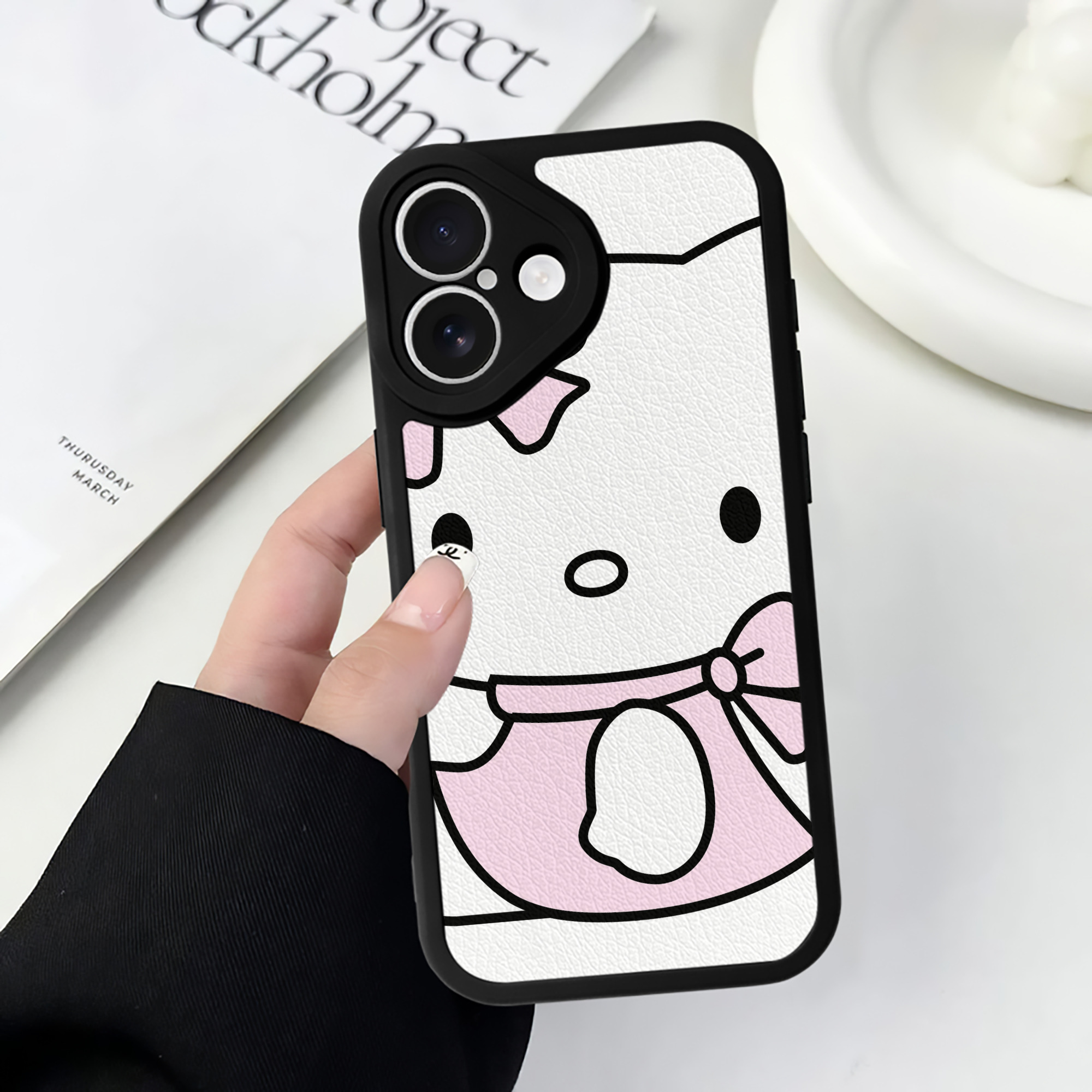 （画像用） Hello Kitty ハローキティ 【iPhone 16シリーズ対応】シリコンスマホケース（レザー調） 材質：シリコン